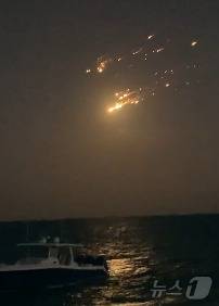 6일(현지시간) 발사 직후 폭발해 바하마 상공에서 떨어지는 스페이스X의 8번째 스타십 잔해 (사진=엑스 영상 갈무리)