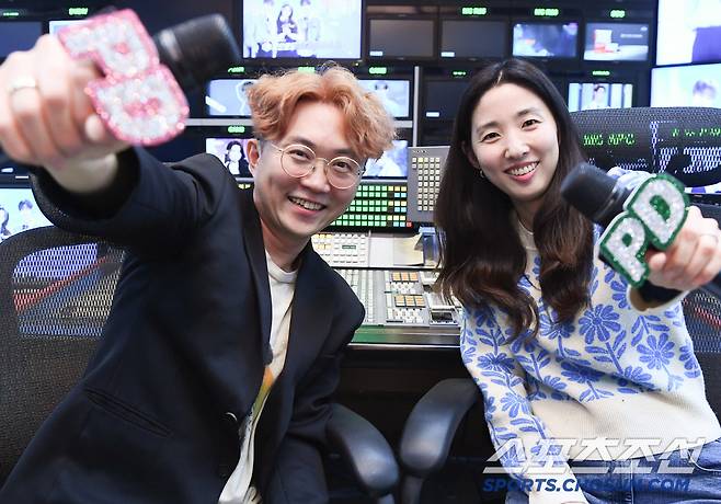 MBC 음악 방송프로그램 '쇼! 음악중심' 메인 연출 윤혜진 PD(오른쪽)와 장우성 PD가 MBC 주조정실에서 열정 가득 찬 모습으로 포즈 취하고 있다. 상암동=정재근 기자 cjg@sportschosun.com/2025.3.1/