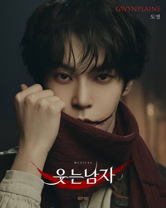 NCT 도영이 뮤지컬 '웃는 남자'로 관객들과 만나고 있다. 그는 비극적인 운명 속에서도 자신만의 신념을 찾아가는 그윈플렌 역을 맡아 열연을 펼치고 있다. /EMK뮤지컬컴퍼니