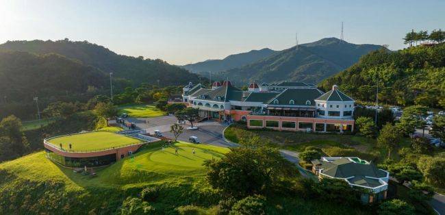 유럽 스타일로 건축한 올데이 청주떼제베CC 클럽하우스에선 최고의 서비스를 받을 수 있다. 사진제공=올데이 청주떼제베CC