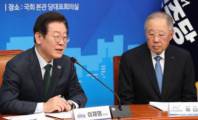 이재명 더불어민주당 대표가 5일 국회에서 열린 '경제 활성화를 위한 더불어민주당-한국경제인협회 민생경제간담회'에 참석해 인사말을 하고 있다. 오른쪽은 류진 한경협 회장. 이 대표는 이 지리에서 배임죄 폐지 의사를 거듭 밝혔다. /남강호 기자