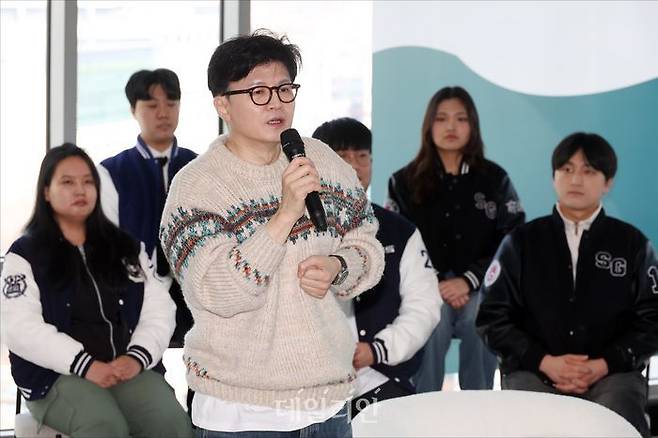 한동훈 전 국민의힘 대표가 6일 서울 서대문구에서 8개 대학 총학생회연합회가 주최한 '한동훈과의 대화 - 대한민국, 그리고 미래세대' 토론회에서 발표하고 있다. ⓒ데일리안 홍금표 기자