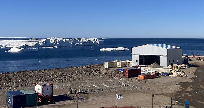 위도 74도 동남극 테라노바만에 위치한 장보고기지는 한국의 두 번째 남극과학기지다. 1월 남극 고온 현상으로 기지 주변의 눈이 녹아 땅이 드러나 있다. 극지연구소 제공