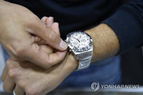 서머타임 시작에 맞춰 시곗바늘 돌리는 남성. [EPA=연합뉴스]