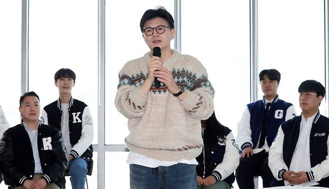 한동훈 전 국민의힘 대표가 6일 오후 서울 서대문구 신촌의 한 모임공간에서 열린 '2025 대학생시국포럼-제1차 백문백답 토론회'에서 발언을 하고 있다. 뉴시스