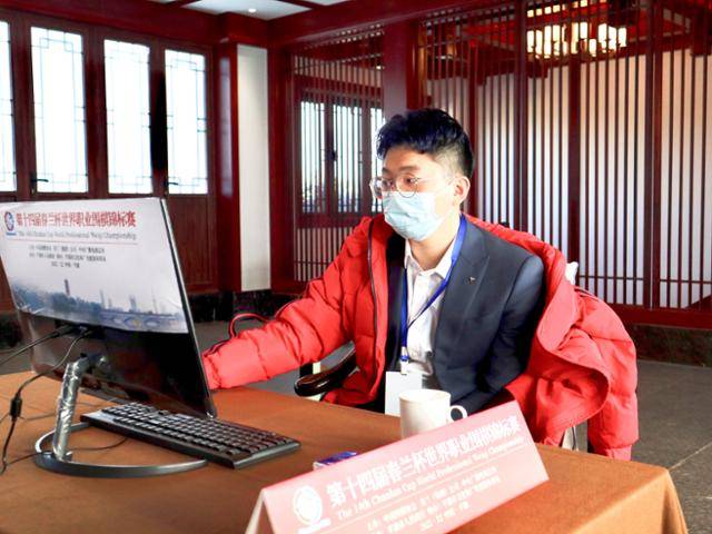 중국의 양딩신(27) 9단이 지난 2022년 12월 ‘제14회 춘란배 세계프로바둑선수권전’(우승상금 1억8,000만 원)에서 대국을 벌이고 있다. 양딩신 9단은 이 대회 8강전에서 자신에게 승리한 데 이어 4강전에서도 세계 랭킹 1위인 신진서(25) 9단을 이긴 리쉬안하오(30) 9단에 대해 인공지능(AI)을 활용한 부정행위 의혹을 제기했다. 하지만 양딩신 9단은 “확실한 물증도 없이 의혹을 제기했다”는 이유로 중국위기(圍棋)협회로부터 ‘6개월 출전 금지’ 징계를 받았다. 한국기원 제공