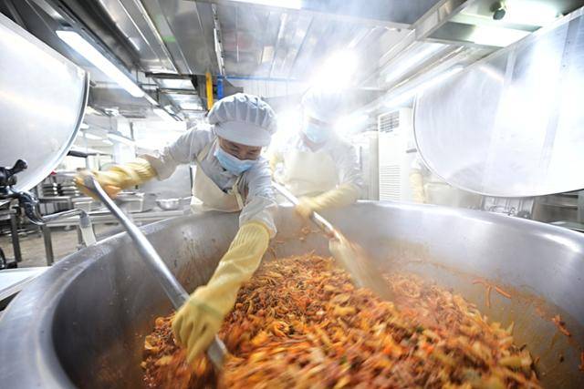 지난해 10월 23일 대구의 한 고등학교에서 조리실무원들이 중화비빔밥 소스를 조리하고 있다. 대구=최주연 기자