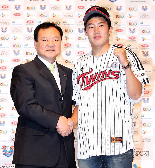 CJ 마구마구 프로야구 2011 신인선수 지명회의가 8월16일 그랜드 인터콘티넨탈 호텔 그랜드볼룸에서 열렸다. LG 김진철 스카우트 부장이 임찬규 투수와 악수하고 있다.