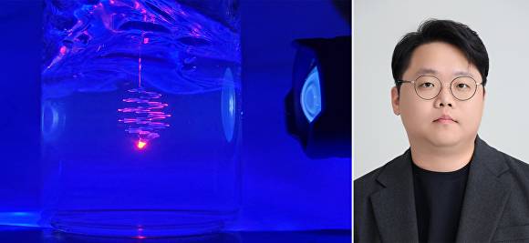 하이드로젤 내부에 3D 프린팅 된 먹장어 모사 섬유 구조체와 엄원식 고분자시스템공학부 교수. [사진=단국대]