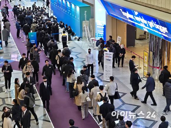 '인터배터리 2025' 행사장에 참가자들이 현장 등록을 위해 줄을 서고 있다. [사진=최란 기자]