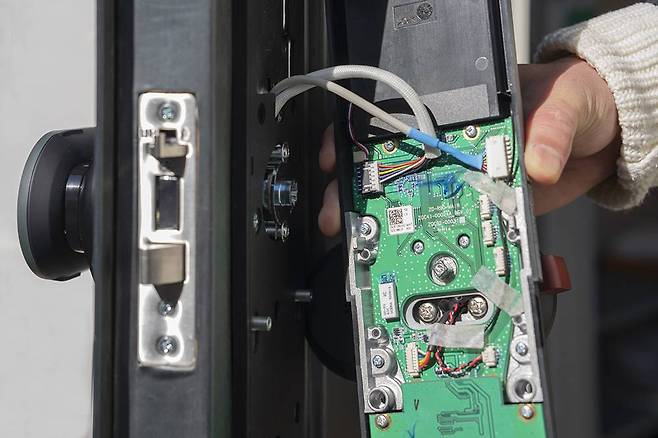 커넥터는 상단의 두 개만 고정한다 / 출처=IT동아