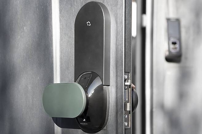 직방 헤이븐은 비밀번호를 없애 물리적인 비밀번호 탈취를 원천 차단하는 콘셉트의 도어록이다 / 출처=IT동아