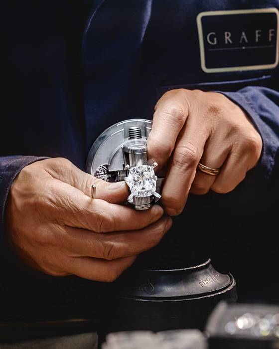 거대한 크기의 다이아몬드를 세공하고 있는 그라프의 장인. 사진 그라프