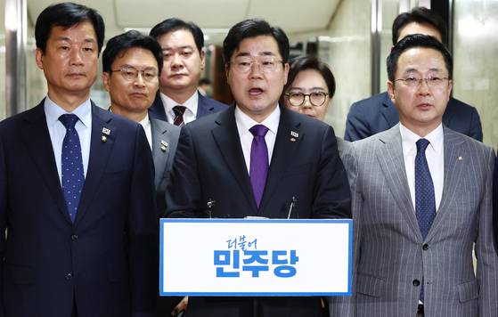 박찬대 더불어민주당 원내대표가 7일 오후 서울 여의도 국회에서 열린 긴급 의원총회 도중 나와 윤석열 대통령 구속 취소와 관련한 입장을 밝히고 있다. 뉴스1