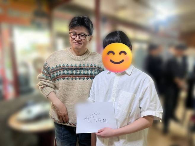 지난 6일 한동훈 전 국민의힘 대표의 사인을 찢은 대학생이 다시 사인을 받고 기념 촬영하는 모습. / 사진=한 전 대표 측 제공