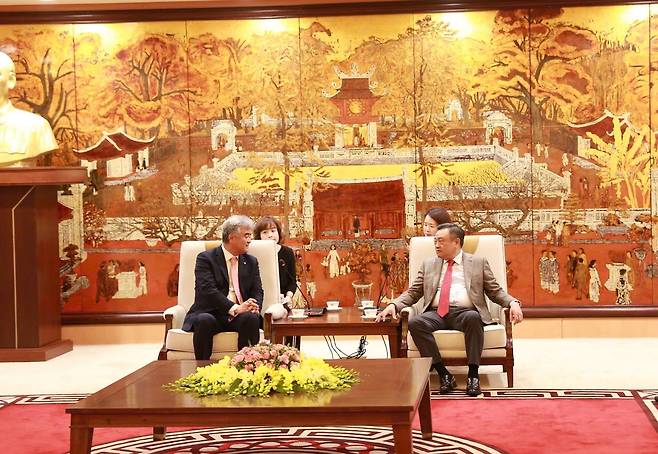 Daewoo E&C Chairman Jung Won-ju (left) meets with Hanoi People’s Committee Chairman Tran Sy Thanh in Hanoi, Vietnam, Tuesday. (Daewoo E&C)