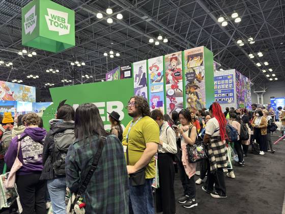 Fans line up for the sign event of Naver Webtoon's webtoonists during the New York Comic Con 2024 held in the New York City on Oct. 18, 2024. [YONHAP]