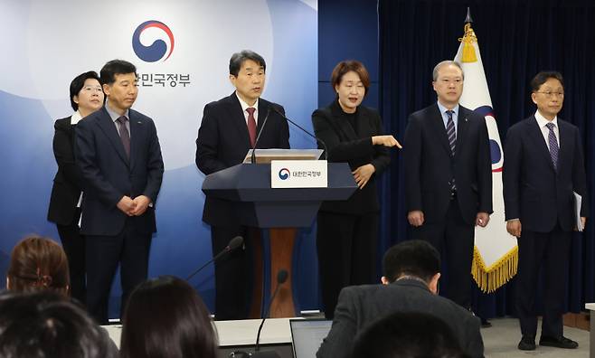 이주호 부총리 겸 교육부 장관이 의대 선진화를 위한 총장협의회 회장단 양오봉 전북대 총장, 이해우 동아대 총장 그리고 이종태 한국의과대학·의학전문대학원협회 이사장과 7일 서울 종로구 정부서울청사에서 학생 복귀 및 의대교육 정상화 관련 브리핑을 하고 있다. 연합뉴스