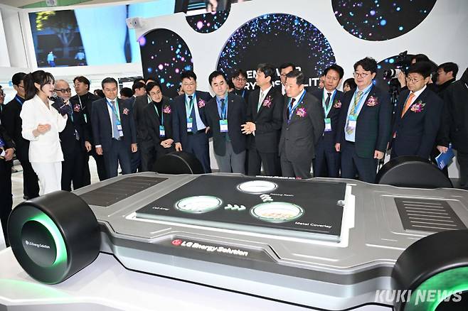 '인터배터리 2025'가 5일 서울 강남구 코엑스에서 개막했다. 이번 전시회는 지난해보다 20% 늘어난 688개 기업이 참여해 배터리 제품과 기술 성과를 공유한다. 3일간 열리는 행사에는 LG에너지솔루션, 삼성SDI, SK온 등 국내 배터리 3사를 포함해 미국, 일본, 칠레, 브라질 등 13개국의 정부‧연구소‧기업들이 참여한다. 안덕근 산업통상자원부 장관(앞줄 좌에서 3번째)을 비롯 참석자들이 설명을 듣고 있다. 곽경근 대기자&nbsp;