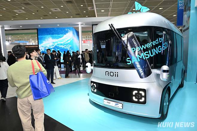 삼성SDI는 현대차·기아의 서비스 로봇인 달이(DAL-e)와 배송 특화 로봇 모베드(MobED), 국내 1위 자율주행 스타트업 오토노머스에이투지(A2Z)의 자율주행셔틀 로이(ROii) 등 미래형 제품을 전시했다. 조은비 기자&nbsp;