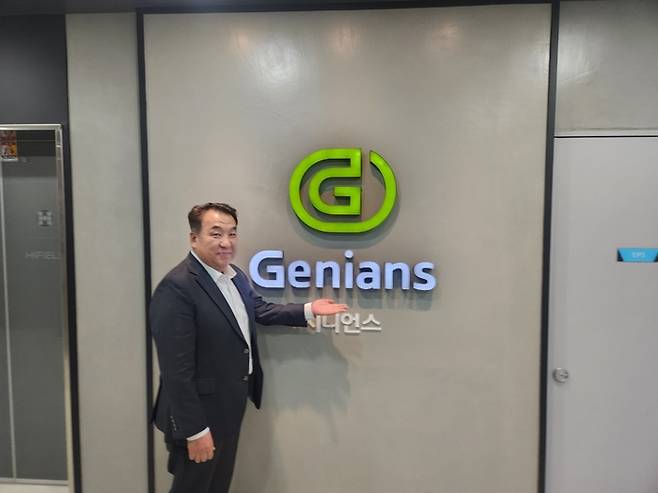 이동범 지니언스 대표가 경기 안양시에 위치한 본사에서 중동 시장 공략 계획에 대해 설명하고 있다. [사진 = 이호준 기자]