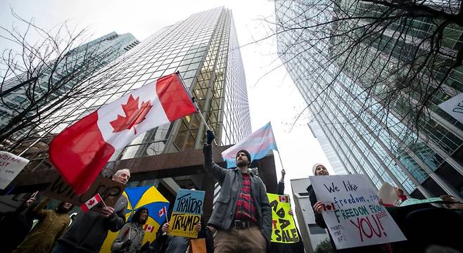 캐나다 시민들이 11일(현지시간) 브리티시컬럼비아주 밴쿠버에 있는 미국 영사관 밖에서 도널드 트럼프 행정부의 관세 정책에 반대하는 시위를 벌이고 있다. /AP=뉴시스