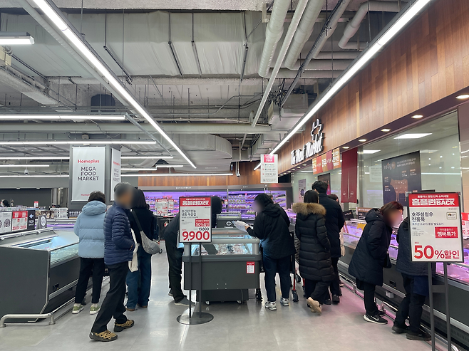 6일 오후 홈플러스 월드컵점 정육 판매대. 퇴근길에 들른 고객들이 정육 제품을 고르고 있다. 전새날 기자