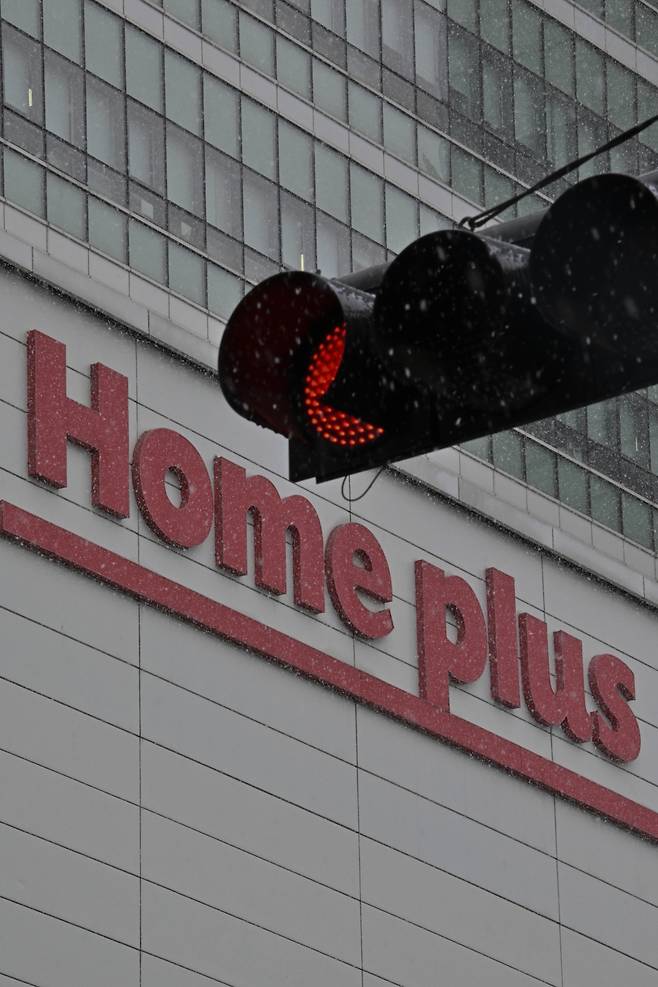 홈플러스가 지난 4일 신용등급 하락으로 인한 잠재적 자금이슈에 선제적으로 대응하기 위해 서울회생법원에 기업회생절차 개시를 신청했다고 밝혔다. 이날 오전 서울 강서구 홈플러스 본사 인근 신호등에 빨간색 불이 켜져 있다. 임세준 기자