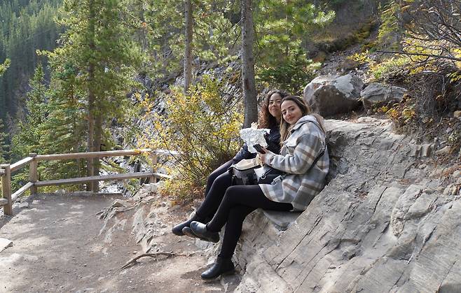 카나나스키스 컨트리 캔모어 노르딕 구간을 등산하던 소녀들이 중간에 간식을 먹고 있다.