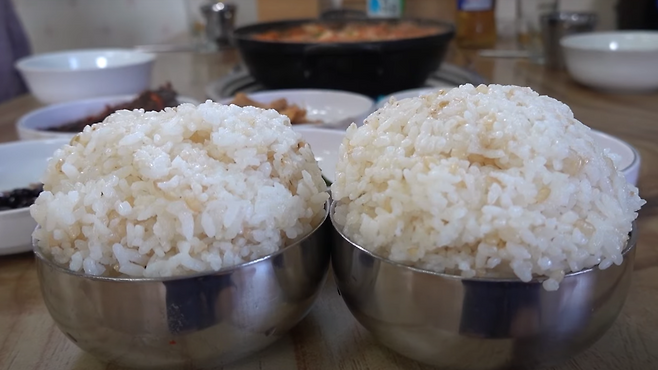 식당에서 제공된 공깃밥.[유튜브 맛있겠다 yummy  채널 갈무리]