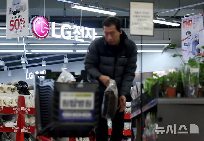 [서울=뉴시스] 김진아 기자 = 6일 업계에 따르면 LG전자는 기업 회생 절차를 밟고 있는 홈플러스에 일시적으로 제품 출하를 중단했다. LG전자 관계자는 "리스크 대응 차원에서 출하를 일시 정지했다"며 "다만 고객 불편을 최소화하기 위해 (판매) 정상화 방안 등을 논의 중"이라고 말했다. 사진은 6일 서울 시내 한 홈플러스 매장. 2025.03.06. photo@newsis.com