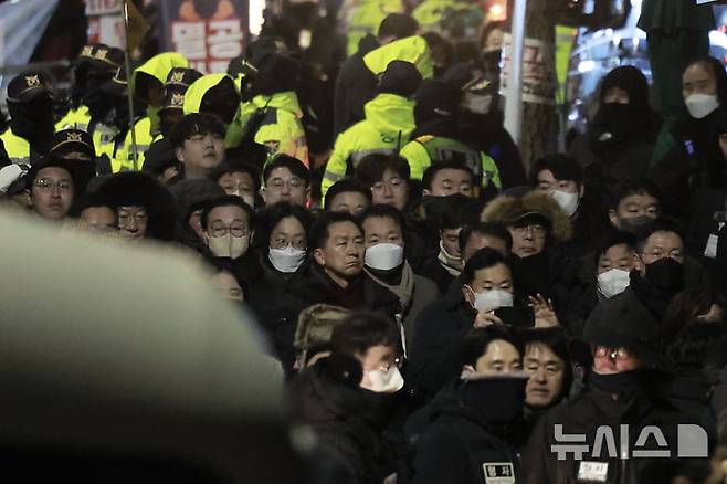 [서울=뉴시스] 정병혁 기자 = 김기현 국민의힘 의웡을 비롯한 소속 의원들이 지난 1월15일 서울 용산구 대통령 관저 앞에서 공수처, 경찰과 대치하고 있다. 2025.01.15. jhope@newsis.com