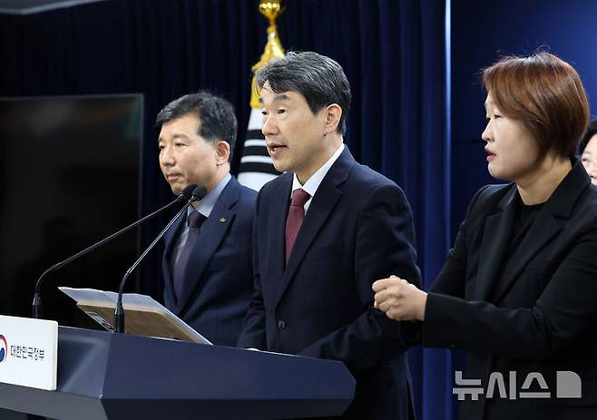 [서울=뉴시스] 배훈식 기자 = 이주호 사회부총리 겸 교육부 장관이 7일 오후 서울 종로구 정부서울청사에서 의과대학 학생 복귀 및 교육 정상화 관련 브리핑을 하고 있다. 2025.03.07. dahora83@newsis.com