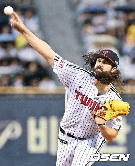 [OSEN=잠실, 조은정 기자] LG 선발 켈리가 힘차게 공을 던지고 있다. 2024.07.20 /cej@osen.co.kr