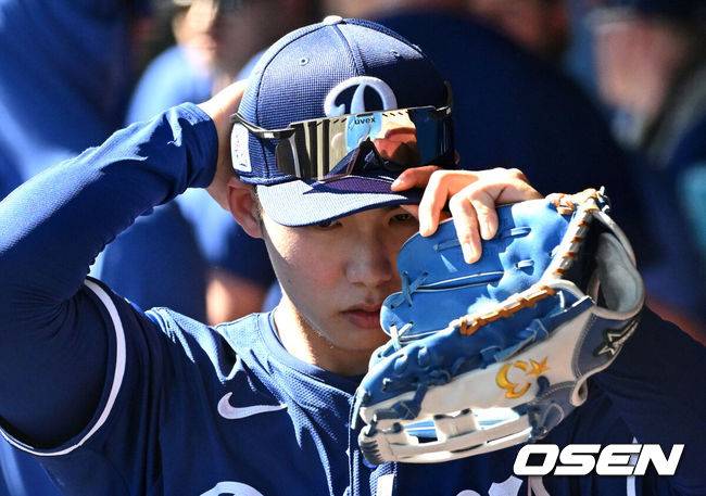 [OSEN=애리조나(미국), 이대선 기자] 26일(한국시간) 미국 애리조나주 글렌데일 캐멀백 랜치에서 2025 메이저리그 시범경기 LA 다저스와 시애틀 매리너스의 경기가 열렸다.김혜성은 다저스와 최대 3+2년 2200만 달러(약 320억원) 계약에 합의하며 메이저리그 진출에 성공했다.LA 다저스 김혜성이 수비를 준비하고 있다. 2025.02.26 / sunday@osen.co.kr