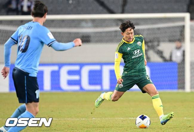 [OSEN=용인, 최규한 기자] 6일 오후 경기도 용인미르스타디움에서 ‘2024-2025 아시아축구연맹(AFC) 챔피언스리그 2 8강 1차전’ 전북 현대와 시드니FC(호주)의 경기가 열렸다.지난&nbsp;2022년 이후 시드니FC와&nbsp;3년 만의 리턴 매치를 펼치는 전북은 이번&nbsp;8강전에서 승리와 함께&nbsp;AFC&nbsp;챔피언스리그 호주 클럽 상대 무패 기록도 이어가겠다는 각오다.후반 전북 이승우가 돌파를 펼치고 있다. 2025.03.06 / dreamer@osen.co.kr
