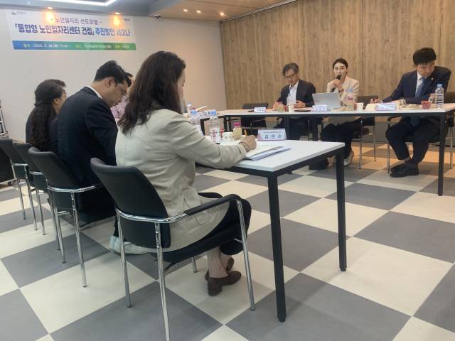 ▲전문가들은 "국내 노인일자리 참여자 수만 100만명에 육박하고 관련 수행기관도 2200개를 넘어서고 있다"며 "지방에 서둘러 공동체·역량 강화를 위한 전문교육 훈련기관을 건립할 필요성이 있다"고 주장하고 있다. 사진은 지난해 5월 익산에서 열린 토론회 모습 ⓒ프레시안
