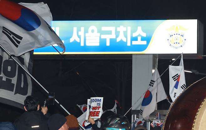 법원이 윤석열 대통령의 구속 취소 청구를 받아들인 7일 경기도 의왕시 서울구치소 앞에서 윤 대통령 지지자들이 구호를 외치고 있다.&nbsp; &nbsp; 연합뉴스