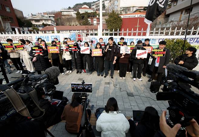 법원이 윤석열 대통령의 구속취소 청구를 인용한 7일 서울 용산구 한남동 대통령 관저 앞에서 윤석열out청년학생공동행동이 '내란수괴 구속 촉구 및 중앙지법 규탄' 긴급 기자회견을 하고 있다. 뉴시스