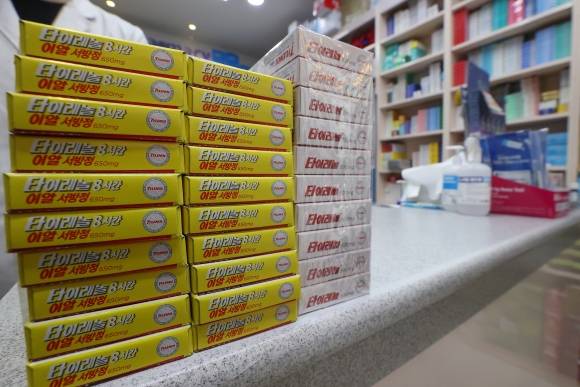 서울 시내 한 약국에서 판매 중인 아세트아미노펜 계열 해열진통제 타이레놀. 연합뉴스 자료사진