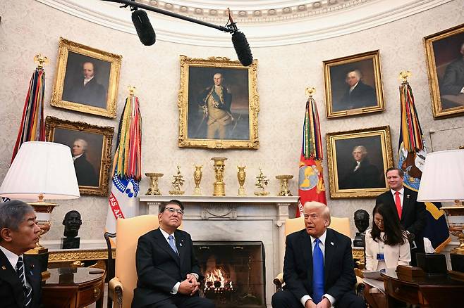 2월7일 백악관 집무실에서 도널드 트럼프 미국 대통령과 이시바 시게루 일본 총리가 회담을 하고 있다. ⓒAFP PHOTO