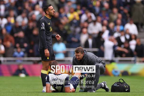 ▲ 토트넘 홋스퍼 중앙 수비수 미키 판 더 펜(사진 위), 히샤를리송(사진 아래)도 부상을 피하지 못했다.