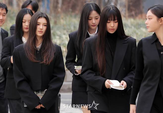 어도어가 뉴진스 멤버들을 상대로 제기한 '기획사 지위보전 및 광고계약 체결 등 금지 가처분' 첫 심문기일이 7일 오전 서울 서초구 중앙지방법원에서 열린 가운데 걸그룹 뉴진스가 출석하고 있다. 2025.03.07 /사진=김창현 chmt@