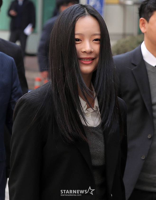 어도어가 뉴진스 멤버들을 상대로 제기한 '기획사 지위보전 및 광고계약 체결 등 금지 가처분' 첫 심문기일이 7일 오전 서울 서초구 중앙지방법원에서 열린 가운데 걸그룹 뉴진스 하니가 출석하고 있다. 2025.03.07 /사진=김창현 chmt@