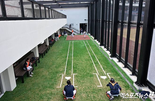 6일 오후 대전 한화생명 볼파크에서 열린 한화 청백전 경기, 몬스터월 뒤로 보이는 복층 불펜의 모습. 대전, 김한준 기자