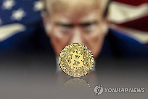도널드 트럼프 미국 대통령을 배경으로 비트코인을 합성한 그래픽 이미지 [EPA 연합뉴스 자료사진. 재판매 및 DB 금지]