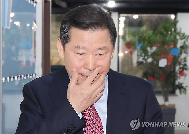 브리핑장 입장하는 이철규 의원 [연합뉴스 자료사진]