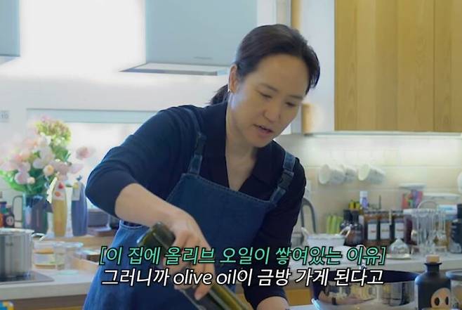 강주은이 올리브오일을 활용한 요리를 하고 있다. [사진=유튜브 채널 '깡주은' 영상 캡처]