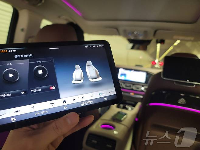 '마이바흐 GLS 600'의 탈착식 MBUX 태블릿을 이용해 마사지 기능을 이용하고 있다. ⓒ News1 박기범 기자