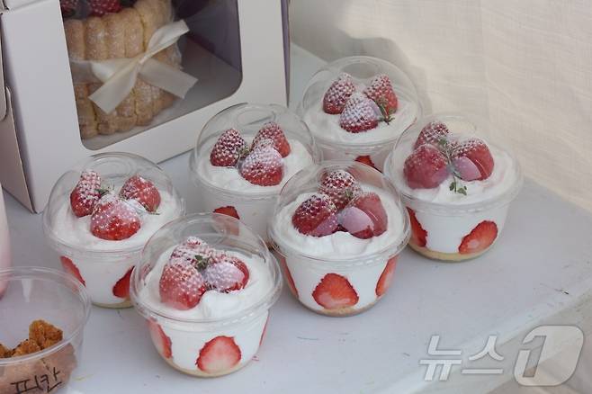 8일 전북자치도 완주군 삼례농협 공영주차장에서 '삼례딸기축제'가 열리고 있다. (완주군 제공. 재판매 및 DB금지)2025.3.8/뉴스1